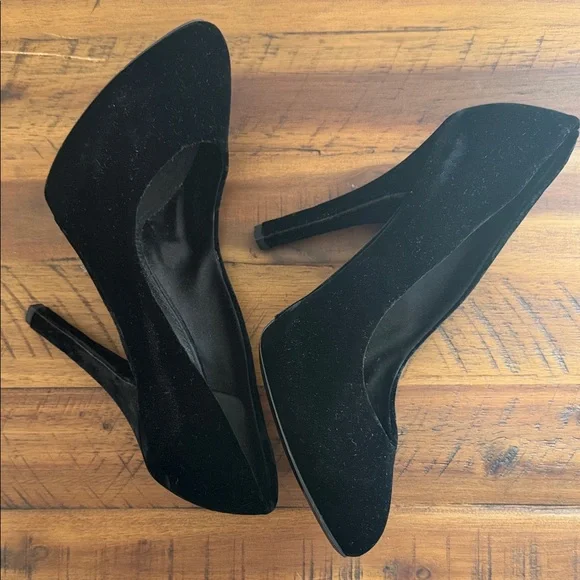 Dolce & Gabbana Elegant Black velvet Heels